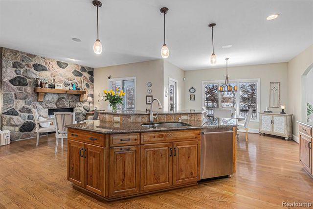 271 Greenan Lane, Lake Orion, MI 48362