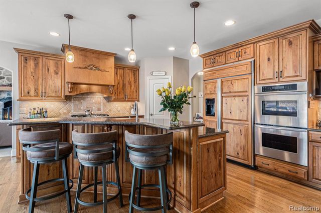 271 Greenan Lane, Lake Orion, MI 48362