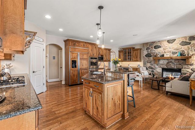 271 Greenan Lane, Lake Orion, MI 48362