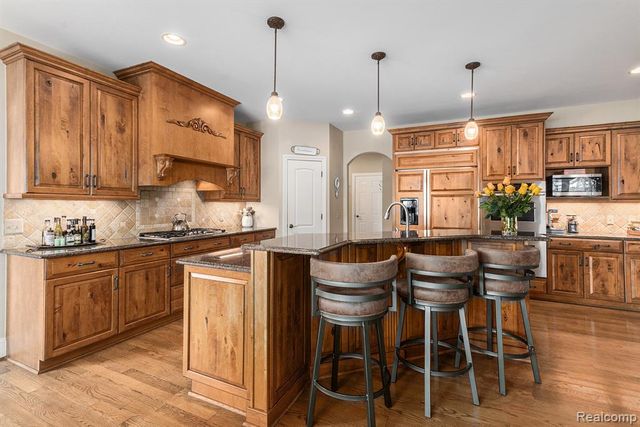 271 Greenan Lane, Lake Orion, MI 48362