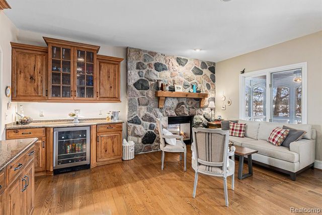 271 Greenan Lane, Lake Orion, MI 48362