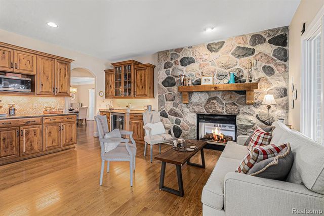 271 Greenan Lane, Lake Orion, MI 48362