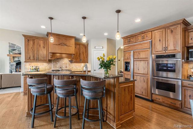 271 Greenan Lane, Lake Orion, MI 48362