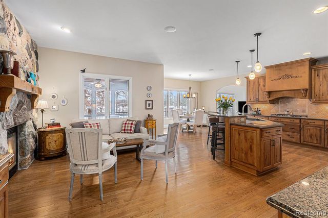 271 Greenan Lane, Lake Orion, MI 48362