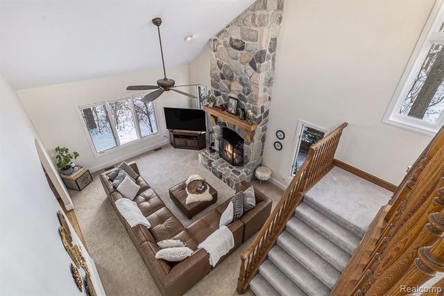 271 Greenan Lane, Lake Orion, MI 48362