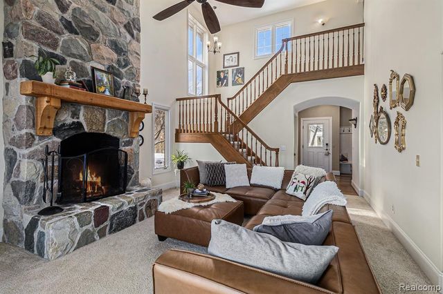 271 Greenan Lane, Lake Orion, MI 48362