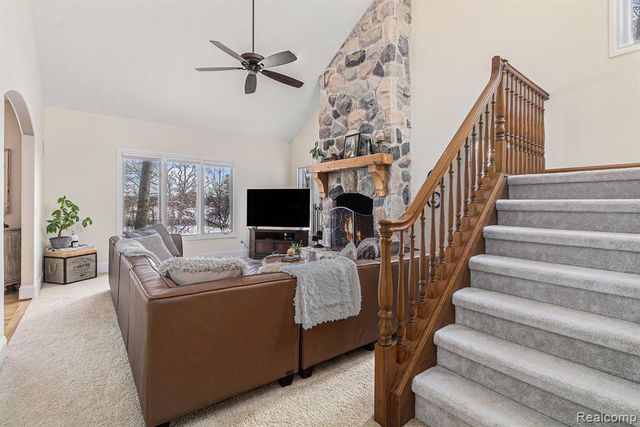 271 Greenan Lane, Lake Orion, MI 48362