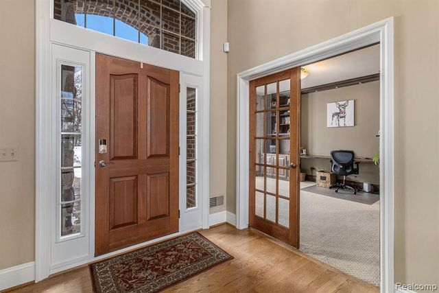 271 Greenan Lane, Lake Orion, MI 48362