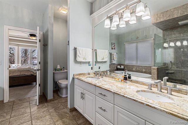 271 Greenan Lane, Lake Orion, MI 48362