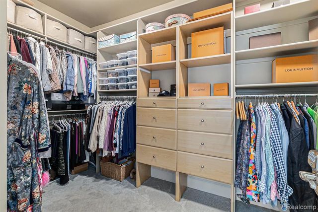 271 Greenan Lane, Lake Orion, MI 48362