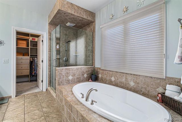 271 Greenan Lane, Lake Orion, MI 48362