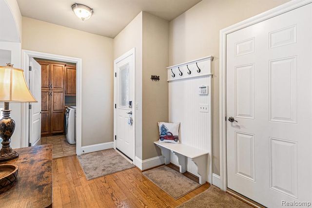 271 Greenan Lane, Lake Orion, MI 48362