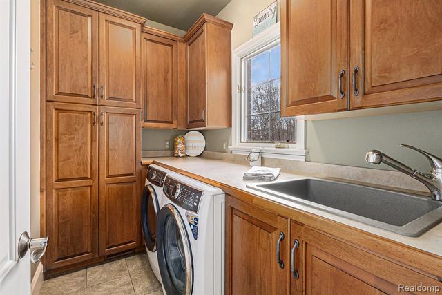 271 Greenan Lane, Lake Orion, MI 48362