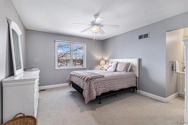 271 Greenan Lane, Lake Orion, MI 48362