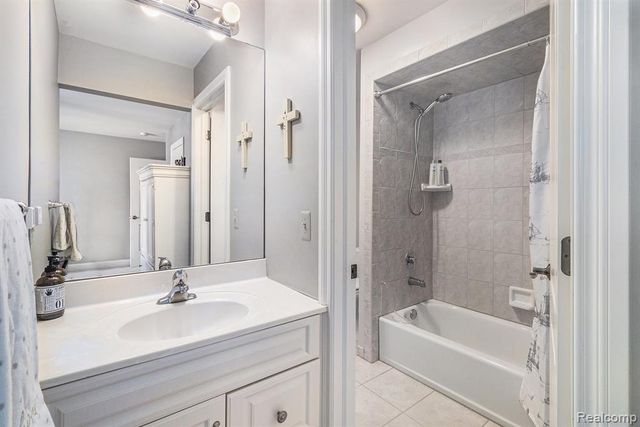 271 Greenan Lane, Lake Orion, MI 48362