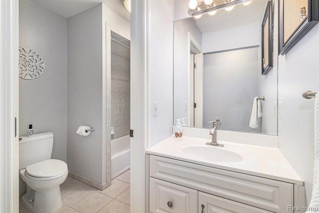 271 Greenan Lane, Lake Orion, MI 48362