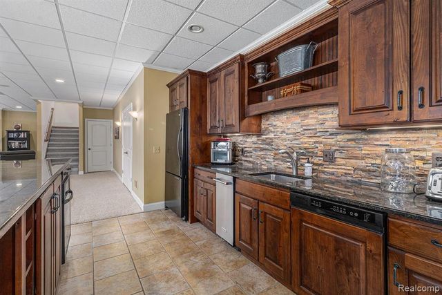 271 Greenan Lane, Lake Orion, MI 48362