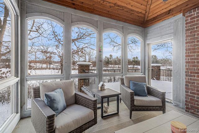 271 Greenan Lane, Lake Orion, MI 48362