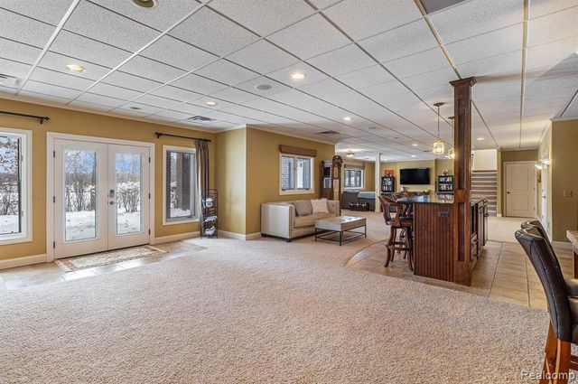 271 Greenan Lane, Lake Orion, MI 48362