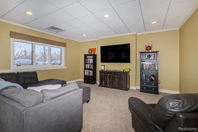 271 Greenan Lane, Lake Orion, MI 48362