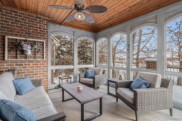 271 Greenan Lane, Lake Orion, MI 48362