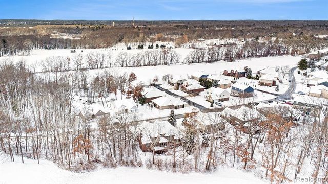 271 Greenan Lane, Lake Orion, MI 48362