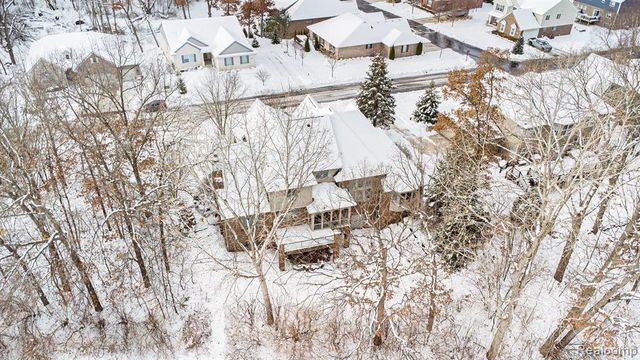 271 Greenan Lane, Lake Orion, MI 48362