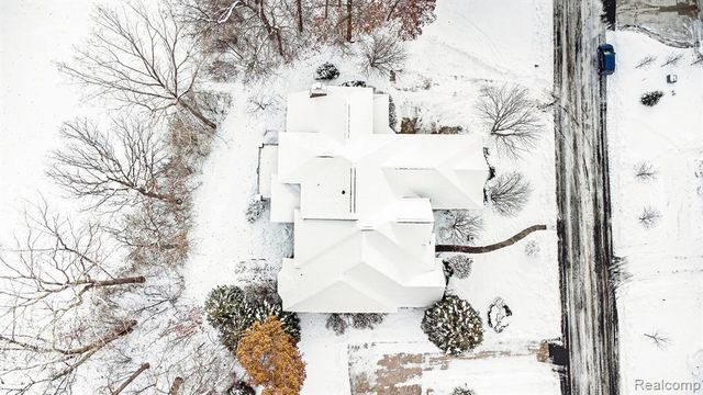 271 Greenan Lane, Lake Orion, MI 48362