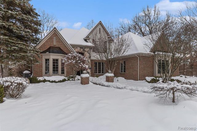 271 Greenan Lane, Lake Orion, MI 48362