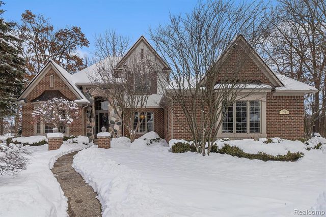 271 Greenan Lane, Lake Orion, MI 48362