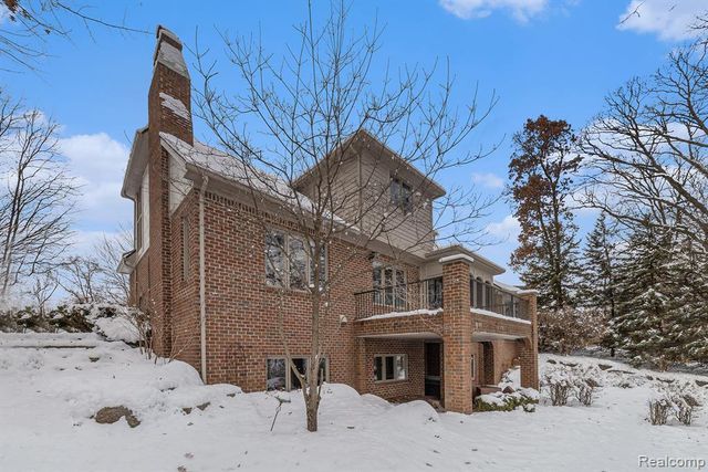 271 Greenan Lane, Lake Orion, MI 48362