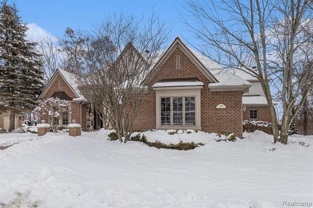 271 Greenan Lane, Lake Orion, MI 48362