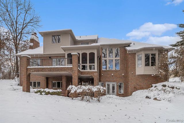 271 Greenan Lane, Lake Orion, MI 48362