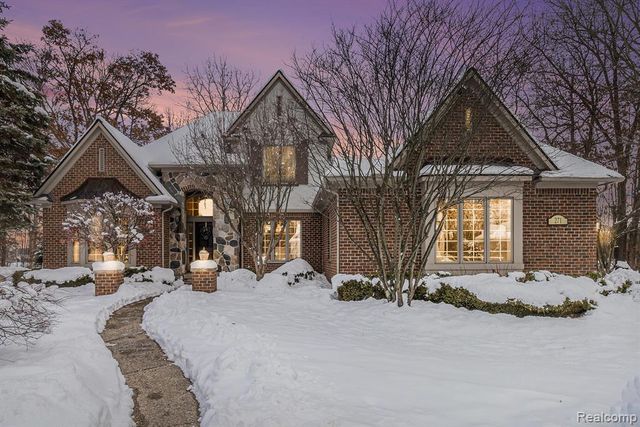 271 Greenan Lane, Lake Orion, MI 48362