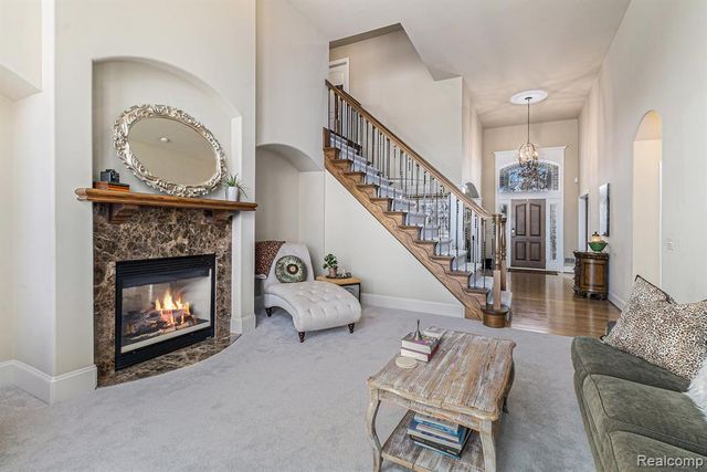 271 Greenan Lane, Lake Orion, MI 48362