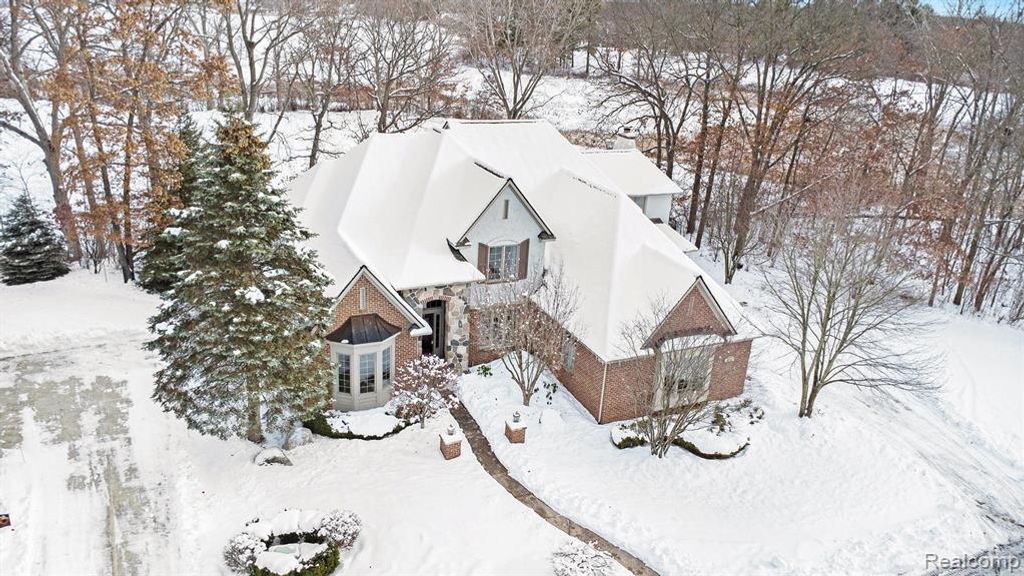 271 Greenan Lane, Lake Orion, MI 48362