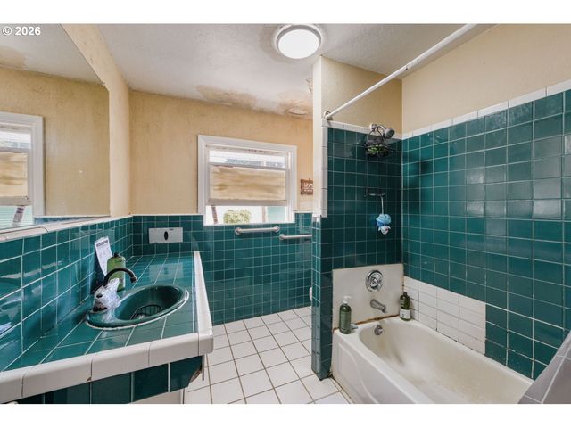 15705 Se POWELL Blvd, Portland, OR 97236