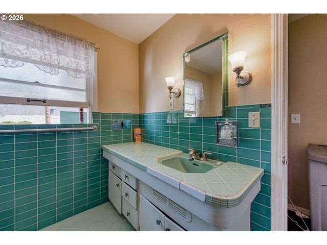 15705 Se POWELL Blvd, Portland, OR 97236