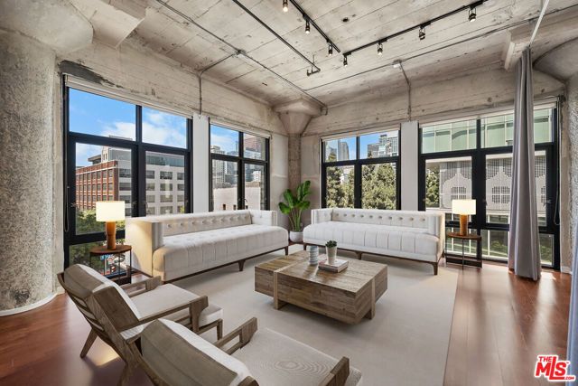 330 W 11th Street 406, Los Angeles, CA 90015
