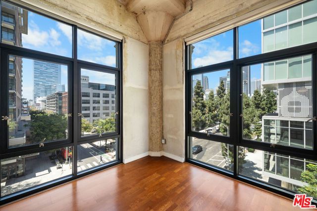 330 W 11th Street 406, Los Angeles, CA 90015