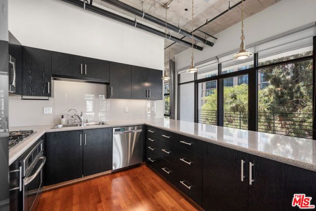 330 W 11th Street 406, Los Angeles, CA 90015