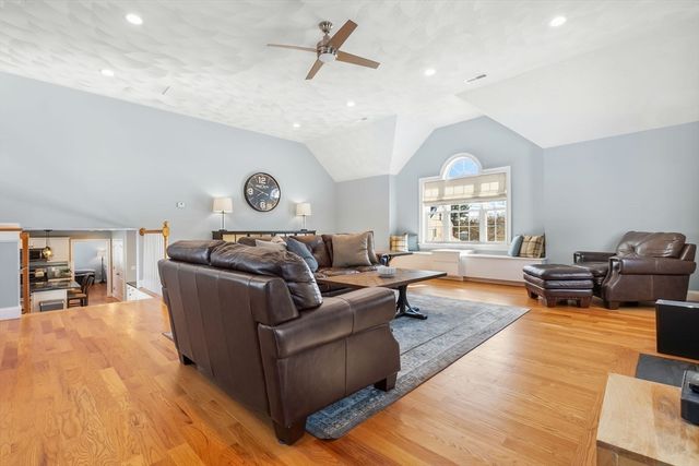 31 Floyd Ave, Tewksbury, MA 01876