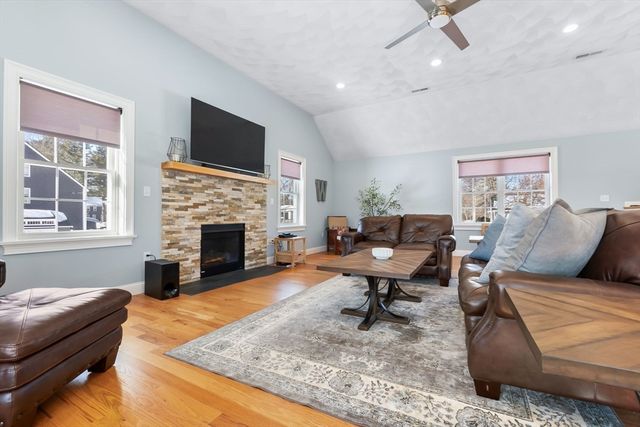 31 Floyd Ave, Tewksbury, MA 01876