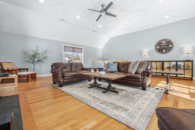 31 Floyd Ave, Tewksbury, MA 01876