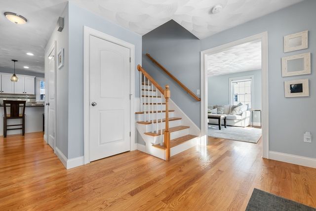 31 Floyd Ave, Tewksbury, MA 01876