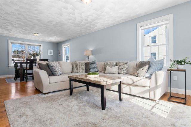 31 Floyd Ave, Tewksbury, MA 01876