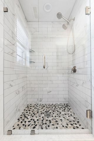 31 Floyd Ave, Tewksbury, MA 01876