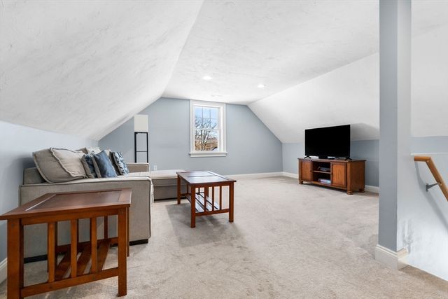 31 Floyd Ave, Tewksbury, MA 01876