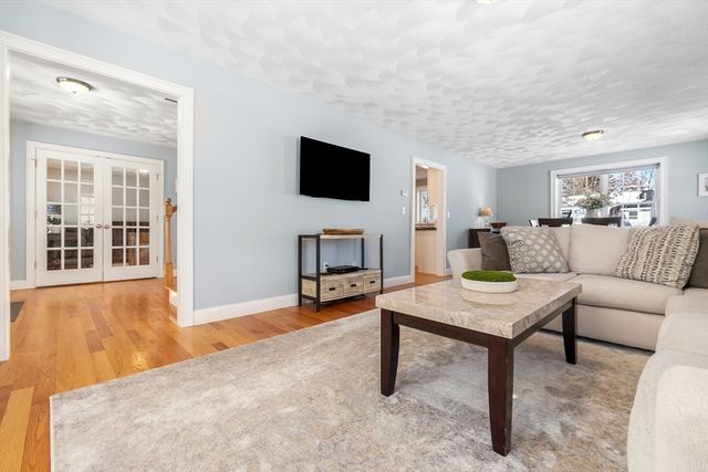 31 Floyd Ave, Tewksbury, MA 01876