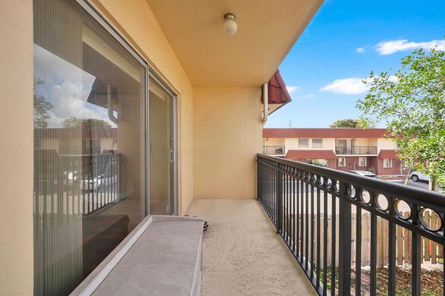 6679 SW 41st Court 1, Davie, FL 33314